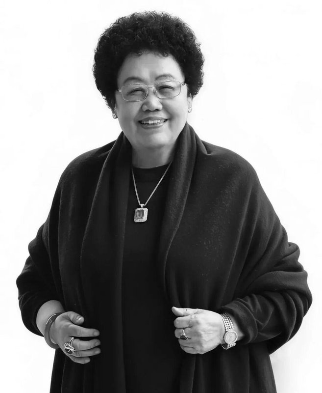 那个每天只花10块钱的女人，走了：一段跨越三十年的爱情与坚守