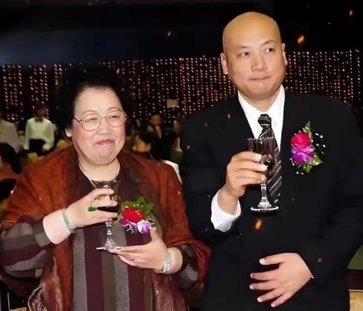  那个每天只花10块钱的女人，走了：一段跨越三十年的爱情与坚守 情感心理