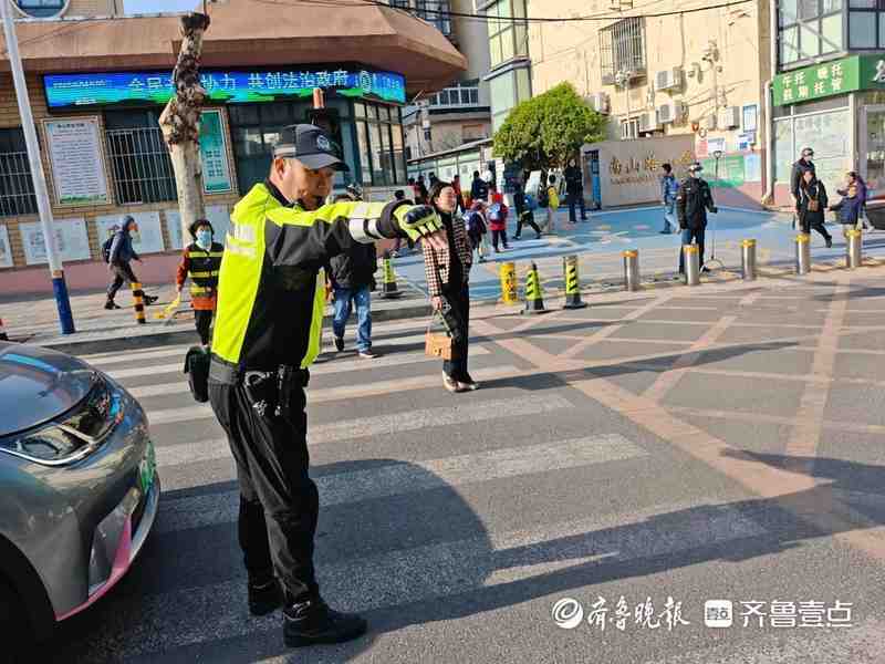  从拥堵困局到流畅护送：烟台交警王钟粒14年打磨的「即停即走」工作法 新闻 从拥堵困局到流畅护送：烟台交警王钟粒14年打磨的「即停即走」工作法 新闻